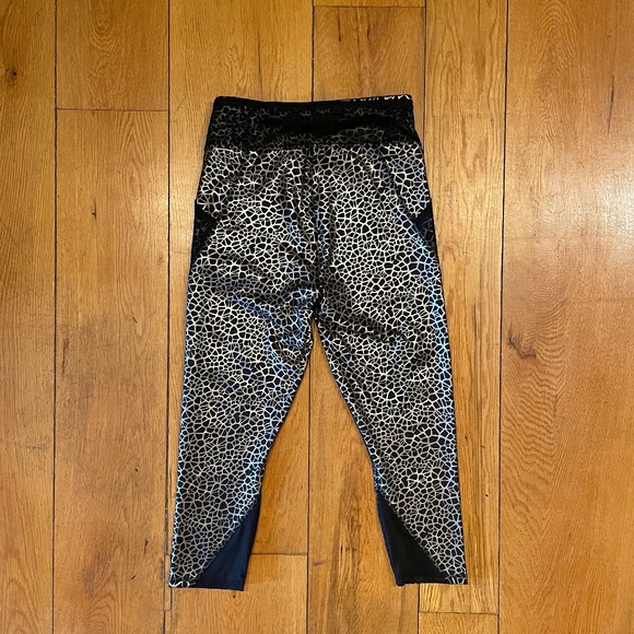 Puma Train Favorite AOP Womens 3/4 Leggings Black White 521690-98 NEW Sz M - Picture 2 of 3